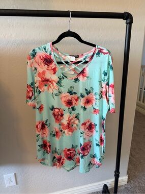 Crisscross Scoop Neck Floral Short Sleeve Tee - Mint with Pink Roses